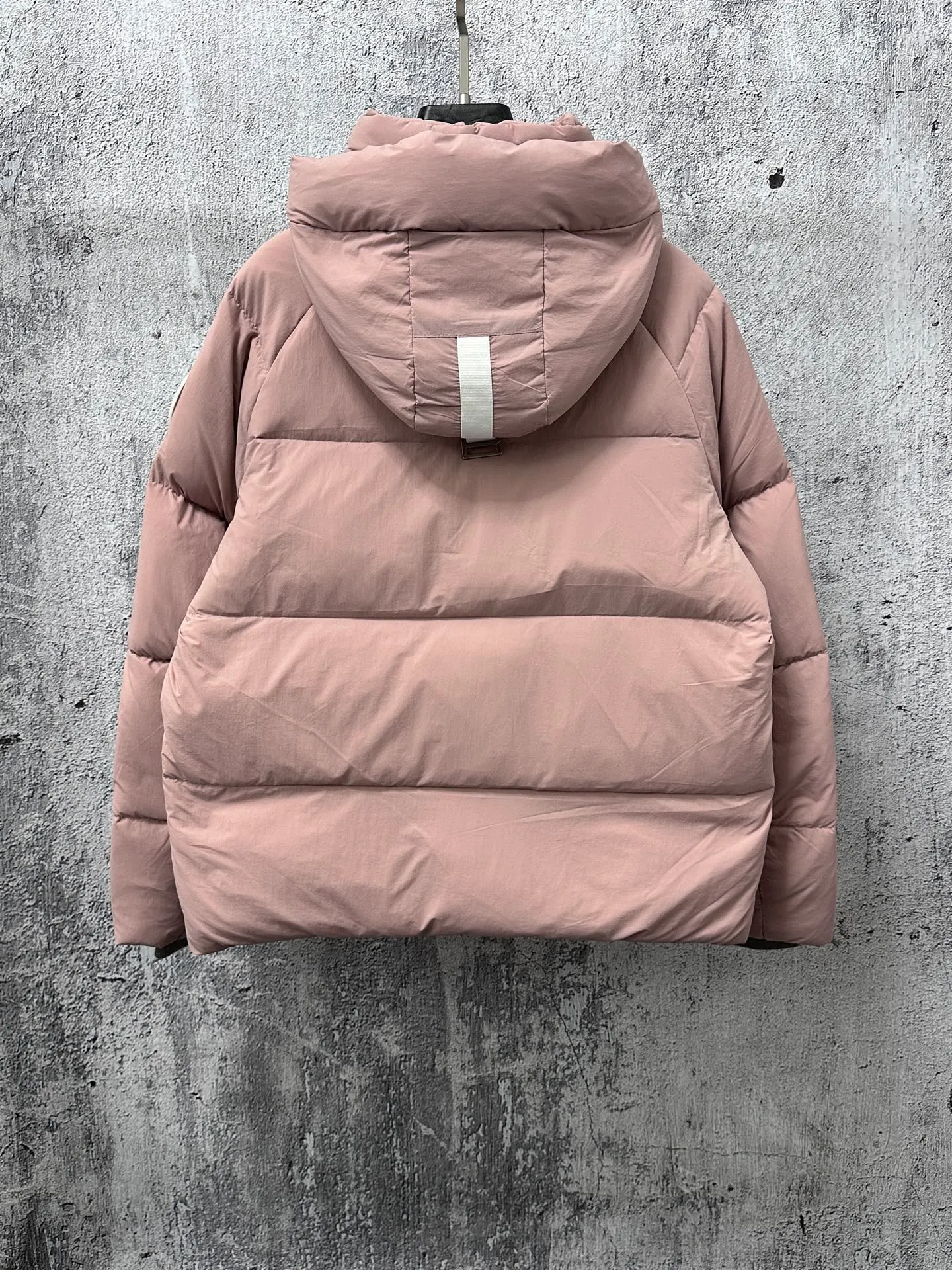 P740 【𝗖𝗔𝗡𝗔𝗗𝗔 𝗚𝗢𝗢𝗦𝗘】Capsule Series Macaron White Label Fabric: Made of soft EnduraLuxe fabric imported from DuPont, CORDURA, USA, which enhances the durability of easy-to-wear parts, is lightweight and durable; the liner is made of 400T anti-velvet gallbladder, which is comfortable, soft and non-velvet. : Equipped with a detachable hood, which can be adjusted in two directions, and is also filled with down, which brings greater softness and wrapping around the head and neck, and is full of warmth. This parka features white trim on the back and sides, and the hardware locks are all original and custom-made to match the muted fabric color. Goose label: The official website’s new series of silicone material labels, non-embroidery labels. Length: Fit hip-length. Size: XS-L